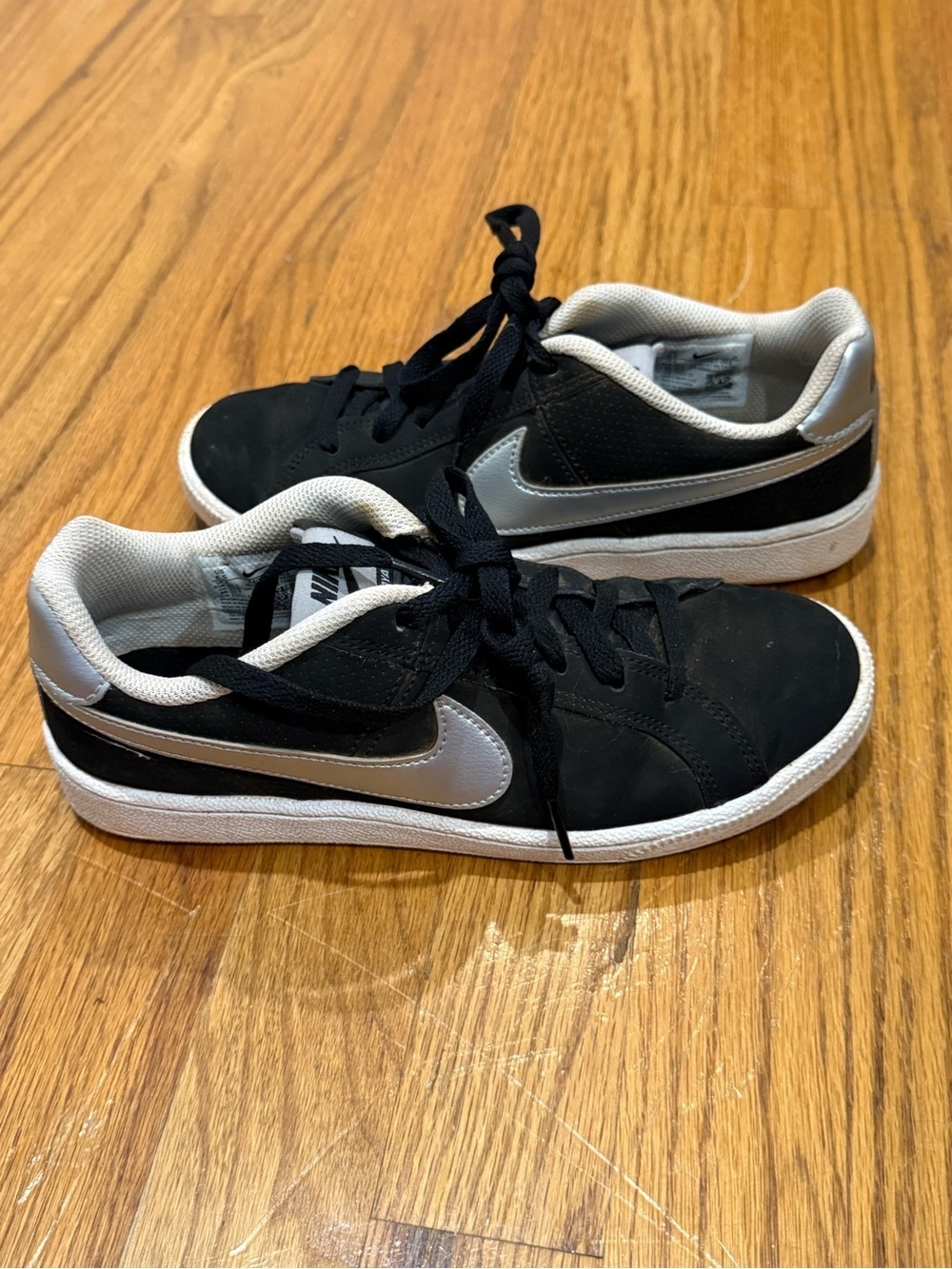 Nike Kids Black and Silver Low-Top Sneakers with White Sole